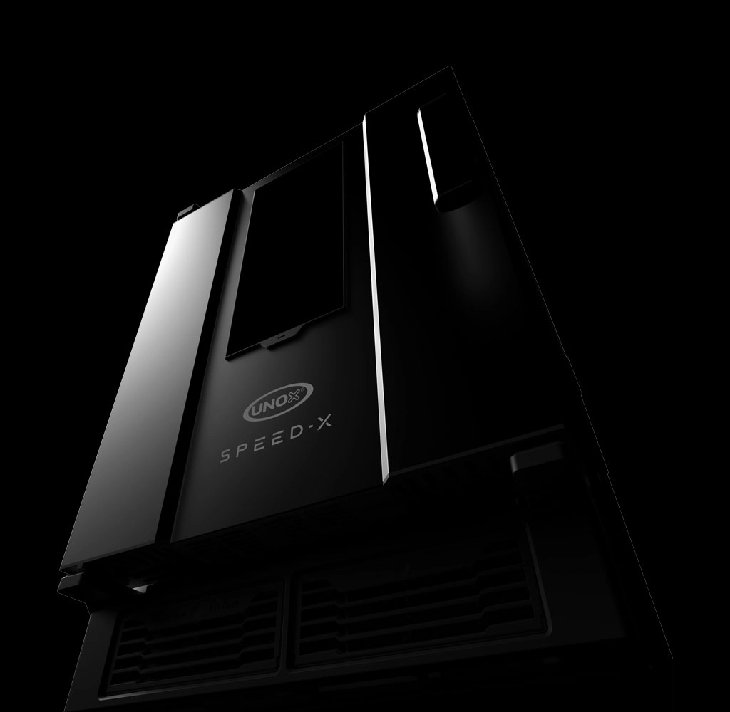 Imagem escura e de clima intenso de um forno rápido Speed-X da Unox, iluminado de forma que apenas partes do logo sejam visíveis.