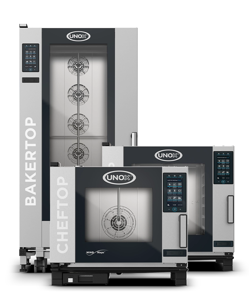 Três fornos combinados juntos: um forno combinado alto Bakertop com dois fornos menores Cheftop Mind.Maps posicionados à frente.